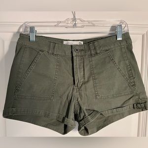 Abercrombie & Fitch - Boyfriend Low-Rise Shorts - Olive Green - Size 00 - EUC